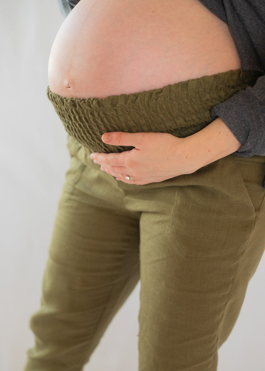 Pantalon de maternité en lin extensible, conçu pour évoluer avec votre ventre